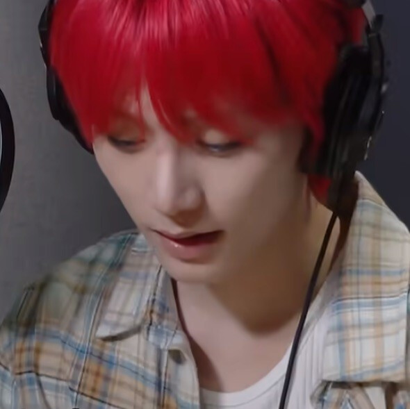 谁呀
恭喜你中大奖了
你才中大奖呢
你全家都中大奖
你以为我强哥那么好忽悠吗啊