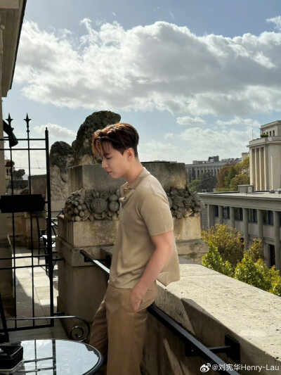 刘宪华Henry-Lau：
来巴黎感觉都变浪漫了一些。
