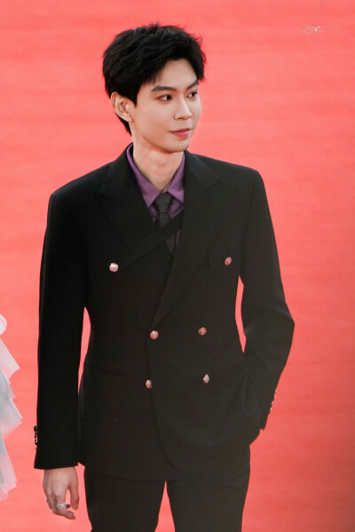 黄浩雯 #横店微短剧之夜##横店影视节#
20251102｜横店微短剧之夜红毯
