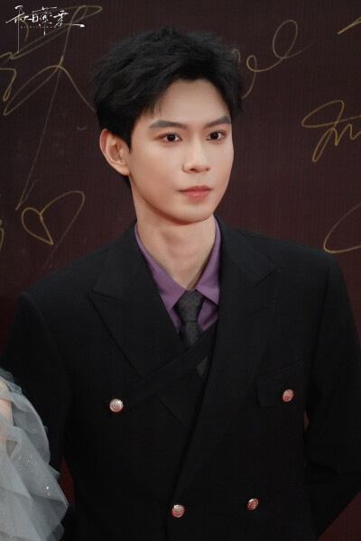 黄浩雯#横店微短剧之夜##横店影视节#
20251102｜横店微短剧之夜红毯