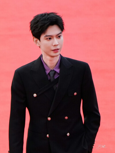 黄浩雯 #横店微短剧之夜##横店影视节#
20251102｜横店微短剧之夜红毯
