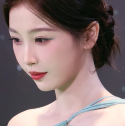 一朵玉兰花，此刻现，不萎