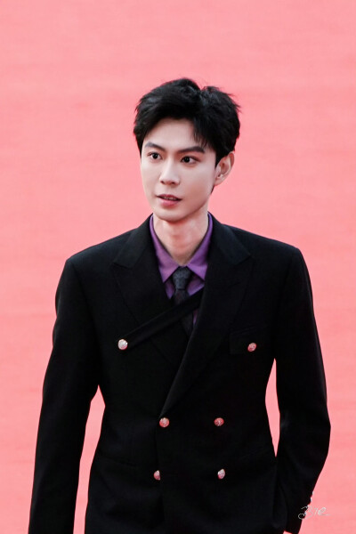 黄浩雯 #横店微短剧之夜##横店影视节#
20251102｜横店微短剧之夜红毯
