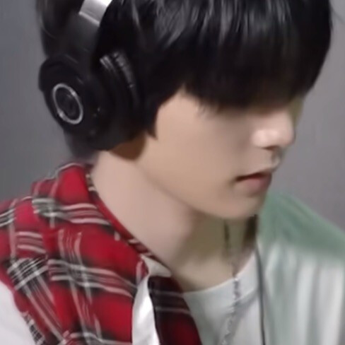 谁呀
恭喜你中大奖了
你才中大奖呢
你全家都中大奖
你以为我强哥那么好忽悠吗啊