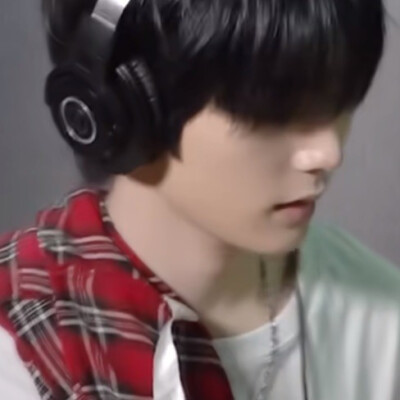 谁呀
恭喜你中大奖了
你才中大奖呢
你全家都中大奖
你以为我强哥那么好忽悠吗啊