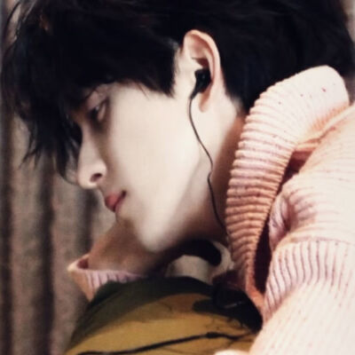 下面向我们走来的是深沉文艺男