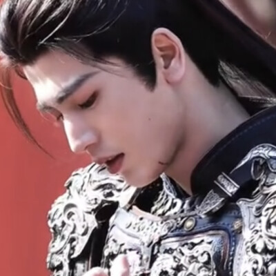 长得跟小白脸似的