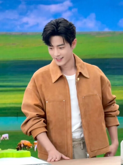 #日常见肖战# 感知与自然共鸣的时刻，与@肖战 一同将生活勾勒成诗。稍晚见[收到] ​​​