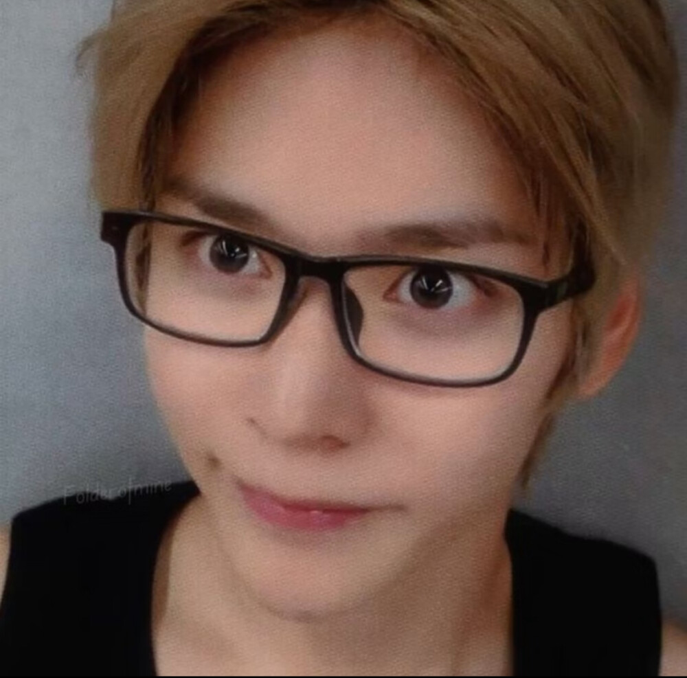 在我三年级时妈妈和我说戴眼镜没一个好欧巴，技术宅排一等