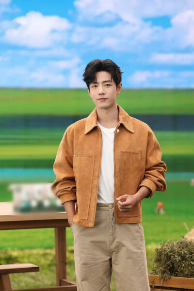 #日常见肖战# 感知与自然共鸣的时刻，与@肖战 一同将生活勾勒成诗。稍晚见[收到] ​​​