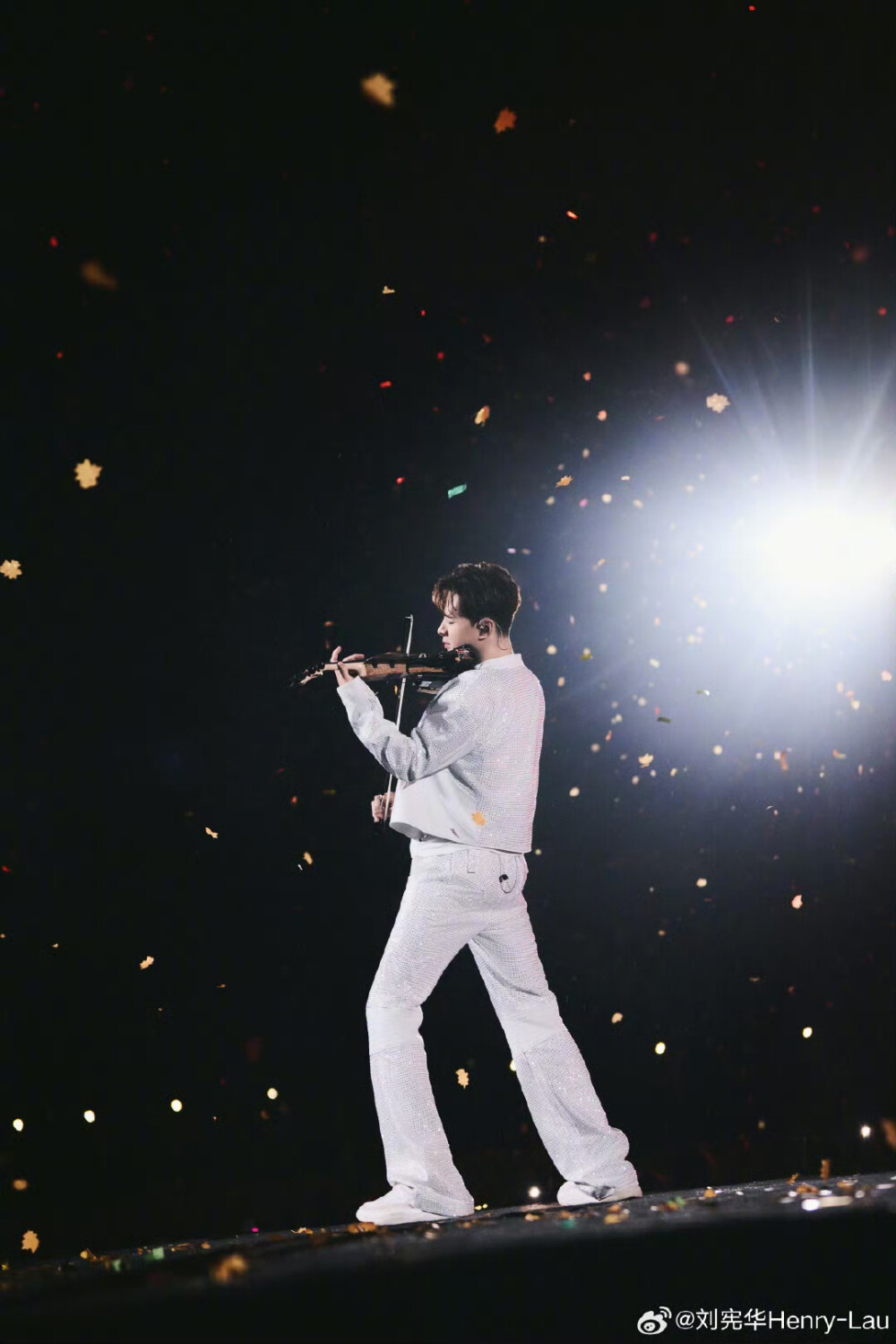 刘宪华Henry-Lau：
谢谢南京
终于把这首准备了很久的中文单曲
《太久》唱给你们听
希望它能陪你们很久很久
#追live日历# ​