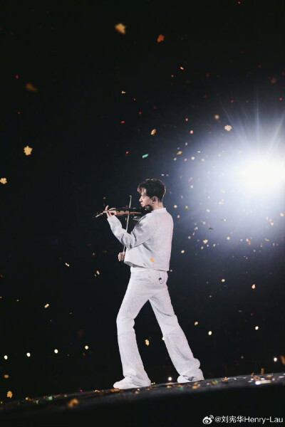 刘宪华Henry-Lau：
谢谢南京
终于把这首准备了很久的中文单曲
《太久》唱给你们听
希望它能陪你们很久很久
#追live日历# ​