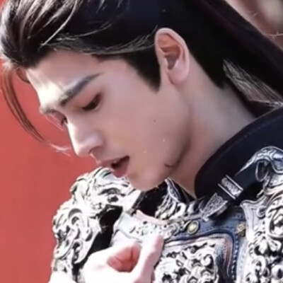 长得跟小白脸似的