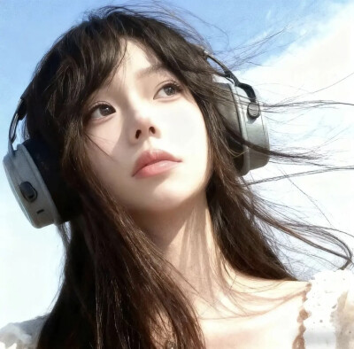 阳光明媚的女头（图源网络，侵删）