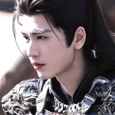 长得跟小白脸似的