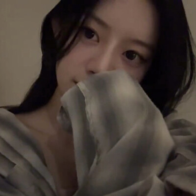 她生气可爱皱眉可爱耍小脾气也很可爱