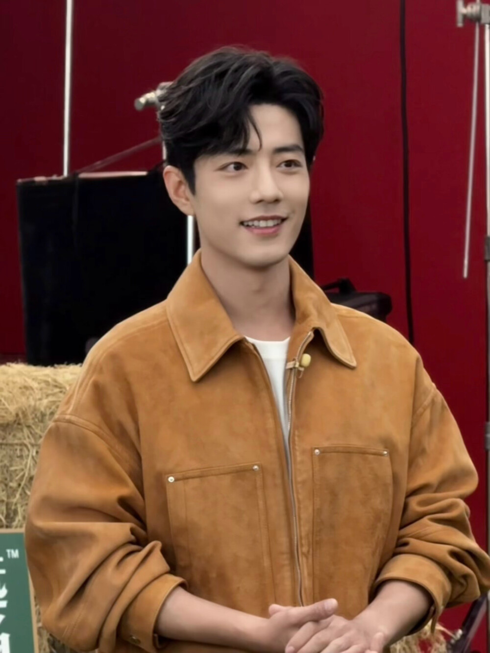 #日常见肖战# 感知与自然共鸣的时刻，与@肖战 一同将生活勾勒成诗。稍晚见[收到] ​​​