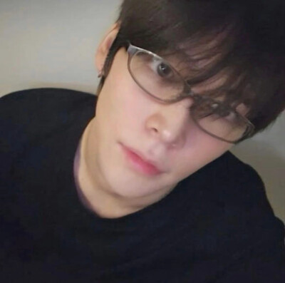 在我三年级时妈妈和我说戴眼镜没一个好欧巴，技术宅排一等