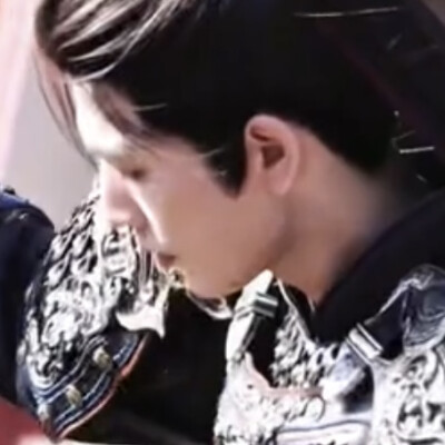 长得跟小白脸似的