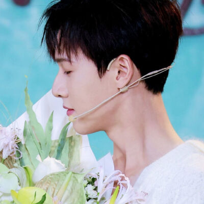 拍过我的人走前还留了吻