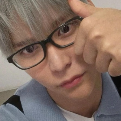 在我三年级时妈妈和我说戴眼镜没一个好欧巴，技术宅排一等