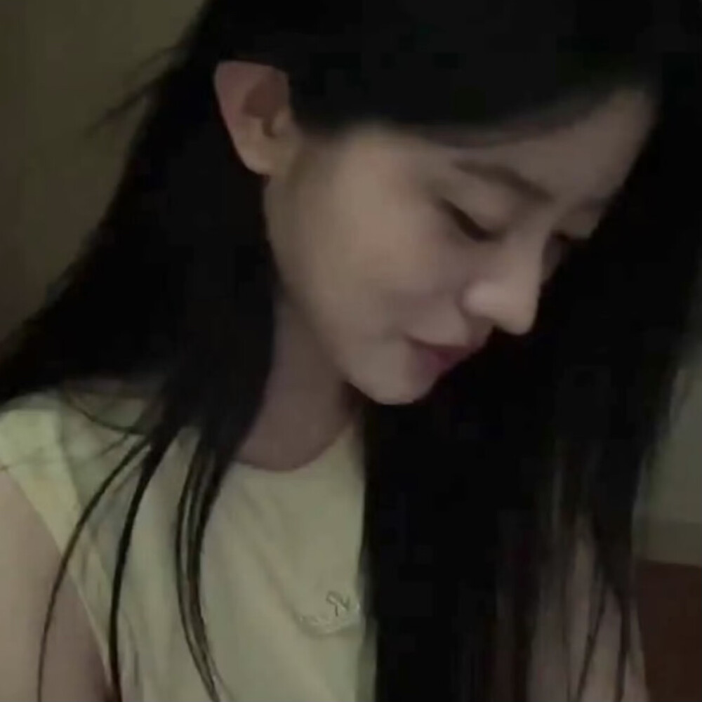 她生气可爱皱眉可爱耍小脾气也很可爱