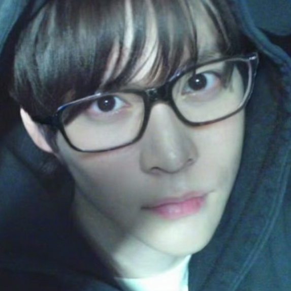 在我三年级时妈妈和我说戴眼镜没一个好欧巴，技术宅排一等