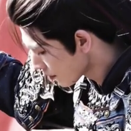 长得跟小白脸似的