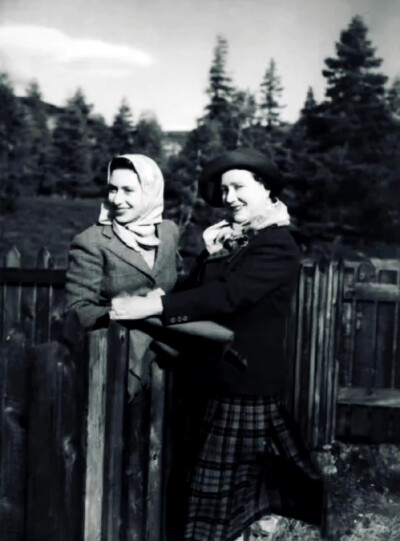 Queen Elizabeth and Princess Margaret in the 1950s ​​​
