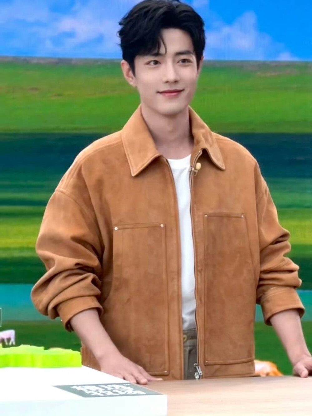 #日常见肖战# 感知与自然共鸣的时刻，与@肖战 一同将生活勾勒成诗。稍晚见[收到] ​​​