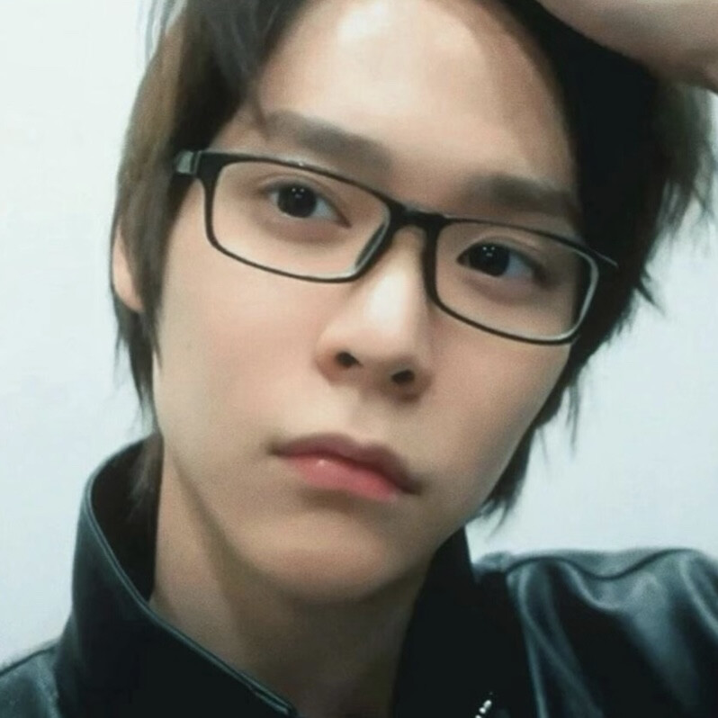 在我三年级时妈妈和我说戴眼镜没一个好欧巴，技术宅排一等