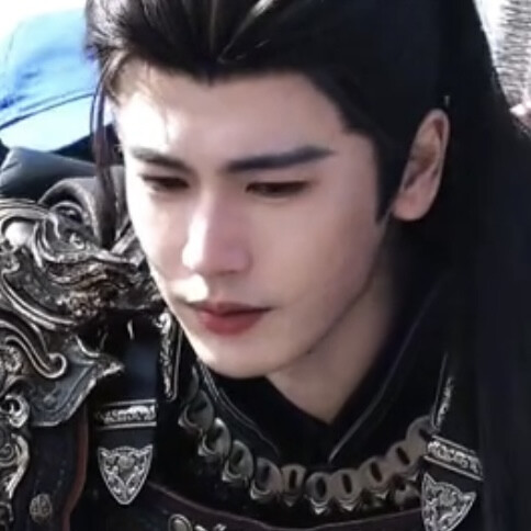 长得跟小白脸似的