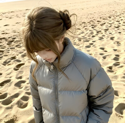 女头
我永远无法舍弃一个真正在爱和物质上供养我的人 你可以说我虚荣 但我不想在爱里太辛苦