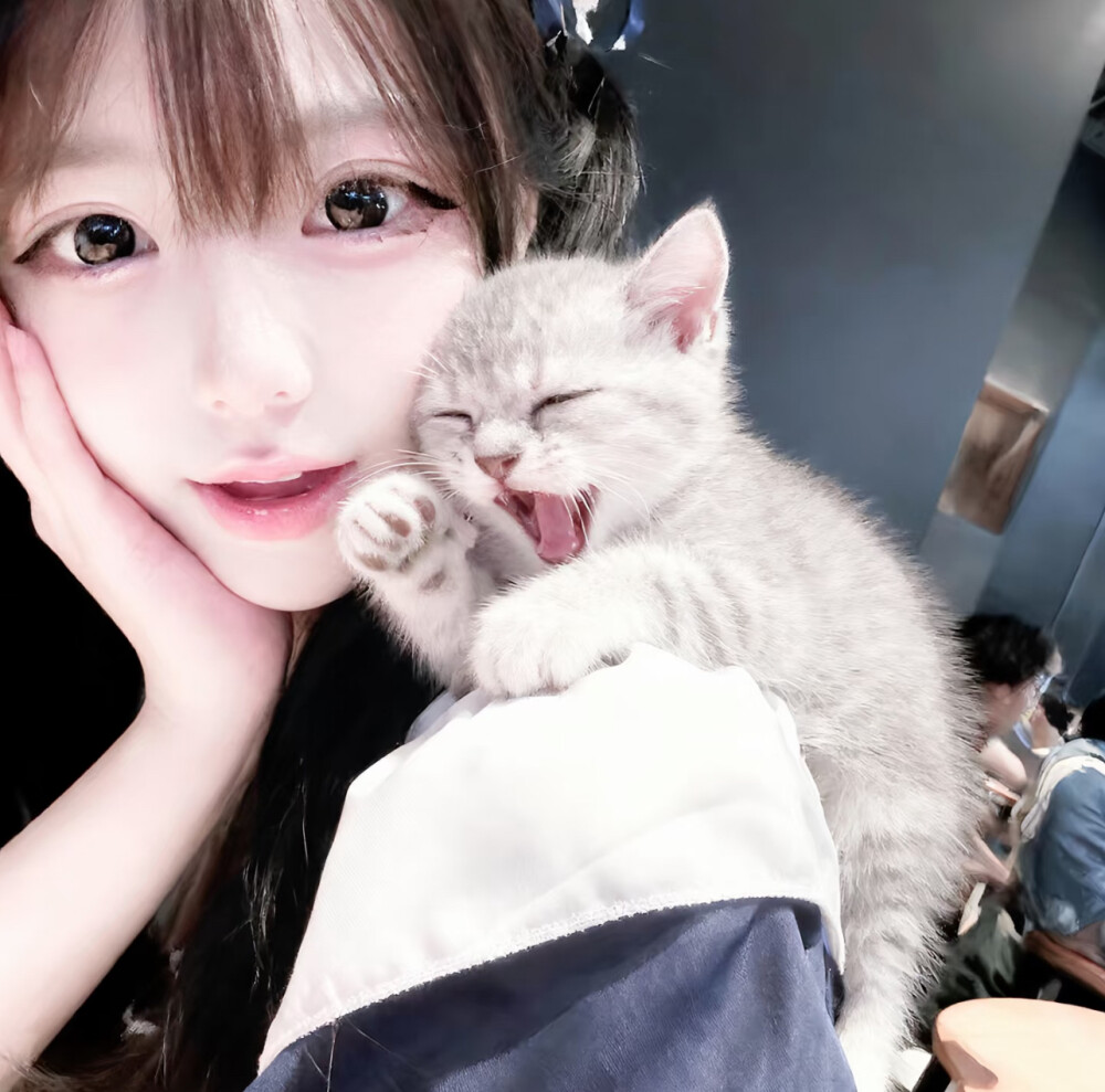 女头
我永远无法舍弃一个真正在爱和物质上供养我的人 你可以说我虚荣 但我不想在爱里太辛苦