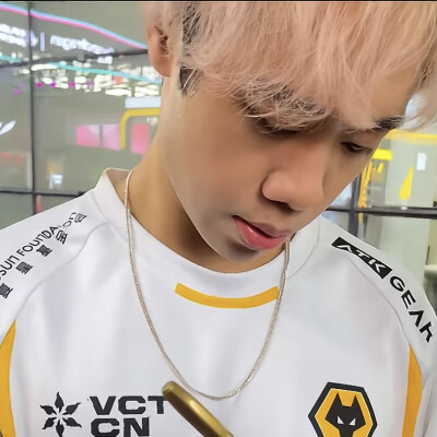 【漫天飞雪忧郁侧身沉思坐景照】