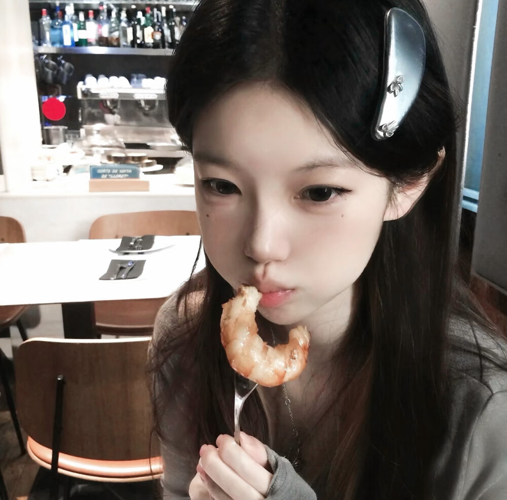 女头
我永远无法舍弃一个真正在爱和物质上供养我的人 你可以说我虚荣 但我不想在爱里太辛苦