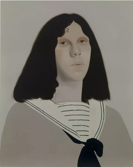 莎拉·鲍尔（Sarah Ball）英国当代艺术家，她的作品专注于肖像题材，通过对匿名者或历史档案中人物的细腻刻画，探讨身份、差异与公众窥视欲的复杂关系，为具象绘画的当代样态注入了冷静而独特的思考。