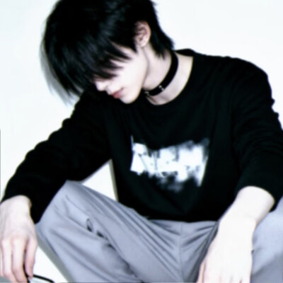 回忆是场盛大的告别，当初以为的下次见原来早就成了最后一面。最终发现成长就是不断的失去。在这烟火人间，遗憾才是常态。