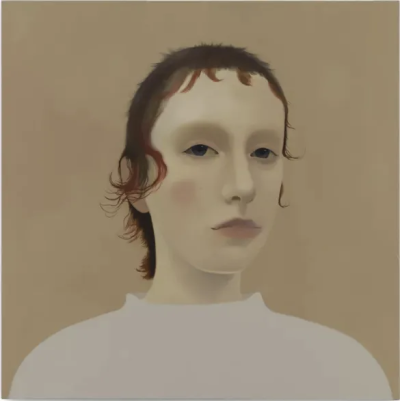 莎拉·鲍尔（Sarah Ball）英国当代艺术家，她的作品专注于肖像题材，通过对匿名者或历史档案中人物的细腻刻画，探讨身份、差异与公众窥视欲的复杂关系，为具象绘画的当代样态注入了冷静而独特的思考。