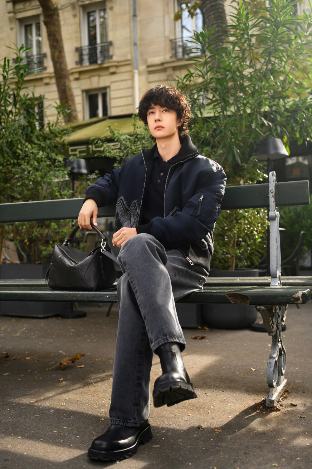 #王一博[超话]# · #YIBO MOMENT#
走进秋天，将街角的碎片拼凑成闲适的日常。@UNIQ-王一博 ​​​