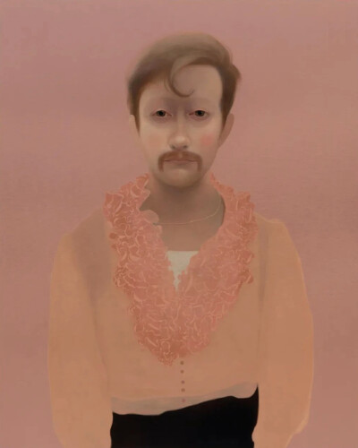 莎拉·鲍尔（Sarah Ball）英国当代艺术家，她的作品专注于肖像题材，通过对匿名者或历史档案中人物的细腻刻画，探讨身份、差异与公众窥视欲的复杂关系，为具象绘画的当代样态注入了冷静而独特的思考。