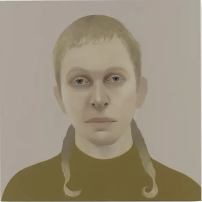 莎拉·鲍尔（Sarah Ball）英国当代艺术家，她的作品专注于肖像题材，通过对匿名者或历史档案中人物的细腻刻画，探讨身份、差异与公众窥视欲的复杂关系，为具象绘画的当代样态注入了冷静而独特的思考。