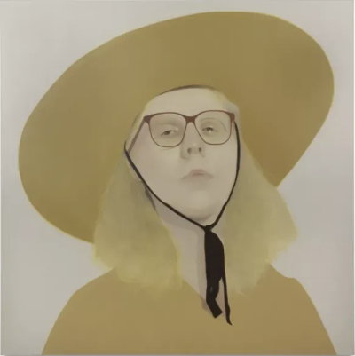 莎拉·鲍尔（Sarah Ball）英国当代艺术家，她的作品专注于肖像题材，通过对匿名者或历史档案中人物的细腻刻画，探讨身份、差异与公众窥视欲的复杂关系，为具象绘画的当代样态注入了冷静而独特的思考。