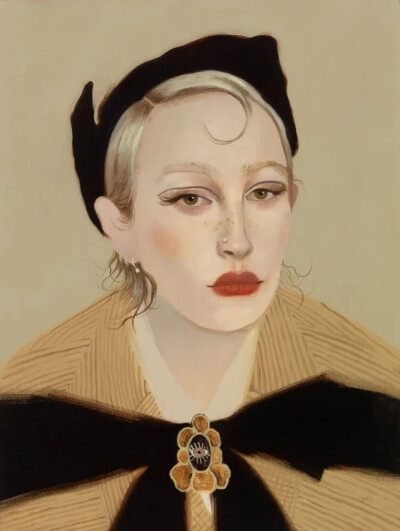 莎拉·鲍尔（Sarah Ball）英国当代艺术家，她的作品专注于肖像题材，通过对匿名者或历史档案中人物的细腻刻画，探讨身份、差异与公众窥视欲的复杂关系，为具象绘画的当代样态注入了冷静而独特的思考。