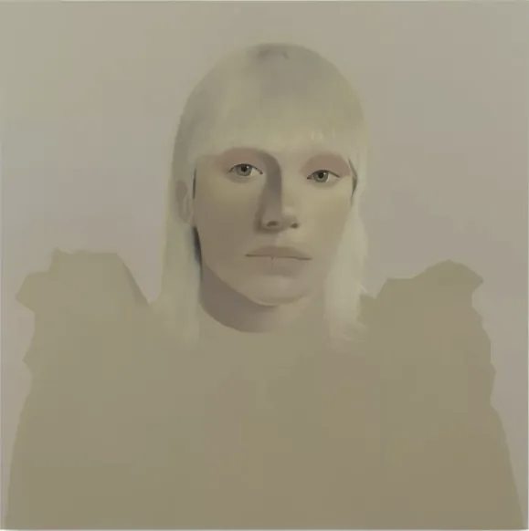 莎拉·鲍尔（Sarah Ball）英国当代艺术家，她的作品专注于肖像题材，通过对匿名者或历史档案中人物的细腻刻画，探讨身份、差异与公众窥视欲的复杂关系，为具象绘画的当代样态注入了冷静而独特的思考。