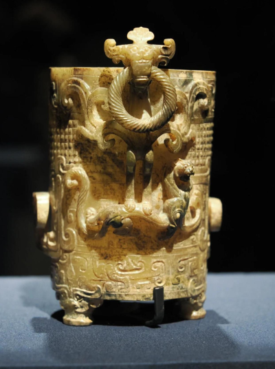 西汉 朱雀衔环踏虎玉卮巢湖市博物馆藏