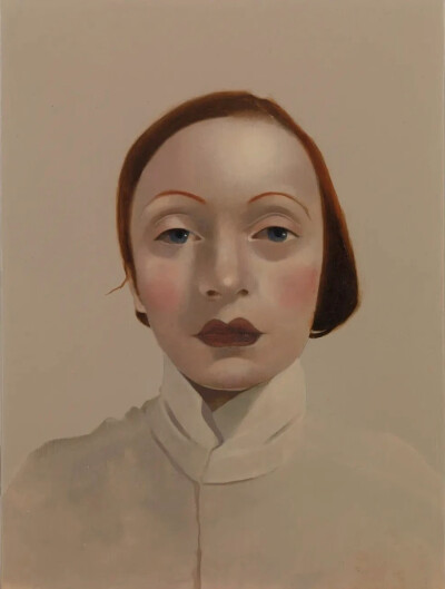 莎拉·鲍尔（Sarah Ball）英国当代艺术家，她的作品专注于肖像题材，通过对匿名者或历史档案中人物的细腻刻画，探讨身份、差异与公众窥视欲的复杂关系，为具象绘画的当代样态注入了冷静而独特的思考。