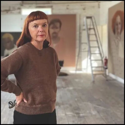 莎拉·鲍尔
1965出生于英国约克郡，目前生活工作于康沃尔。
