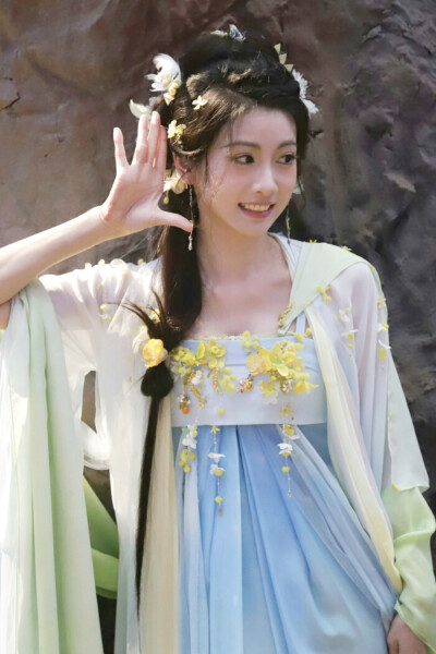 入青云 章台 潘珺雅