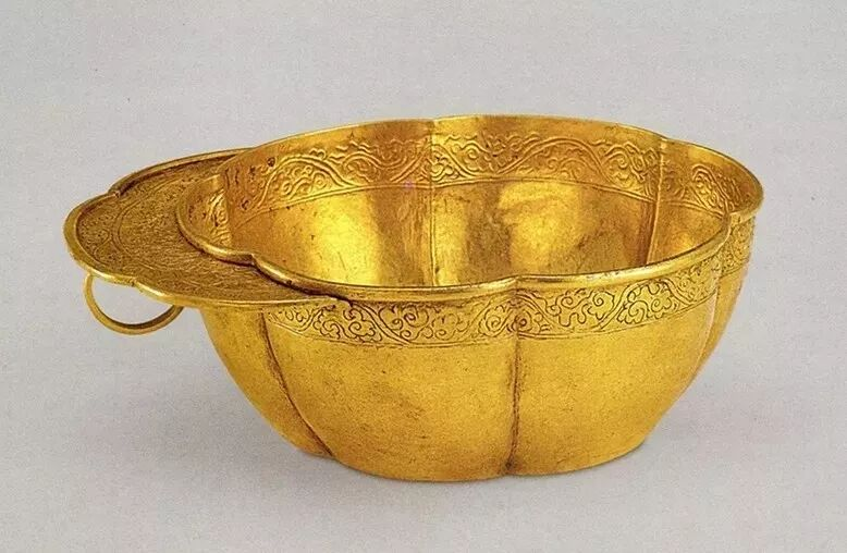 元代  缠枝牡丹纹鋬耳金杯
内蒙古博物馆藏
